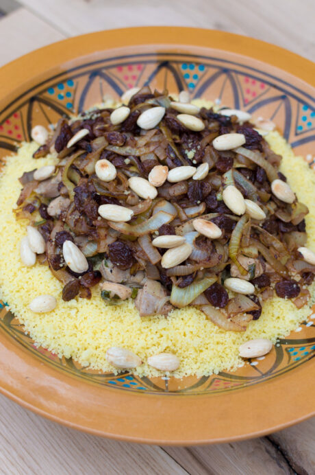 Couscous met kip, rozijnen en amandelen