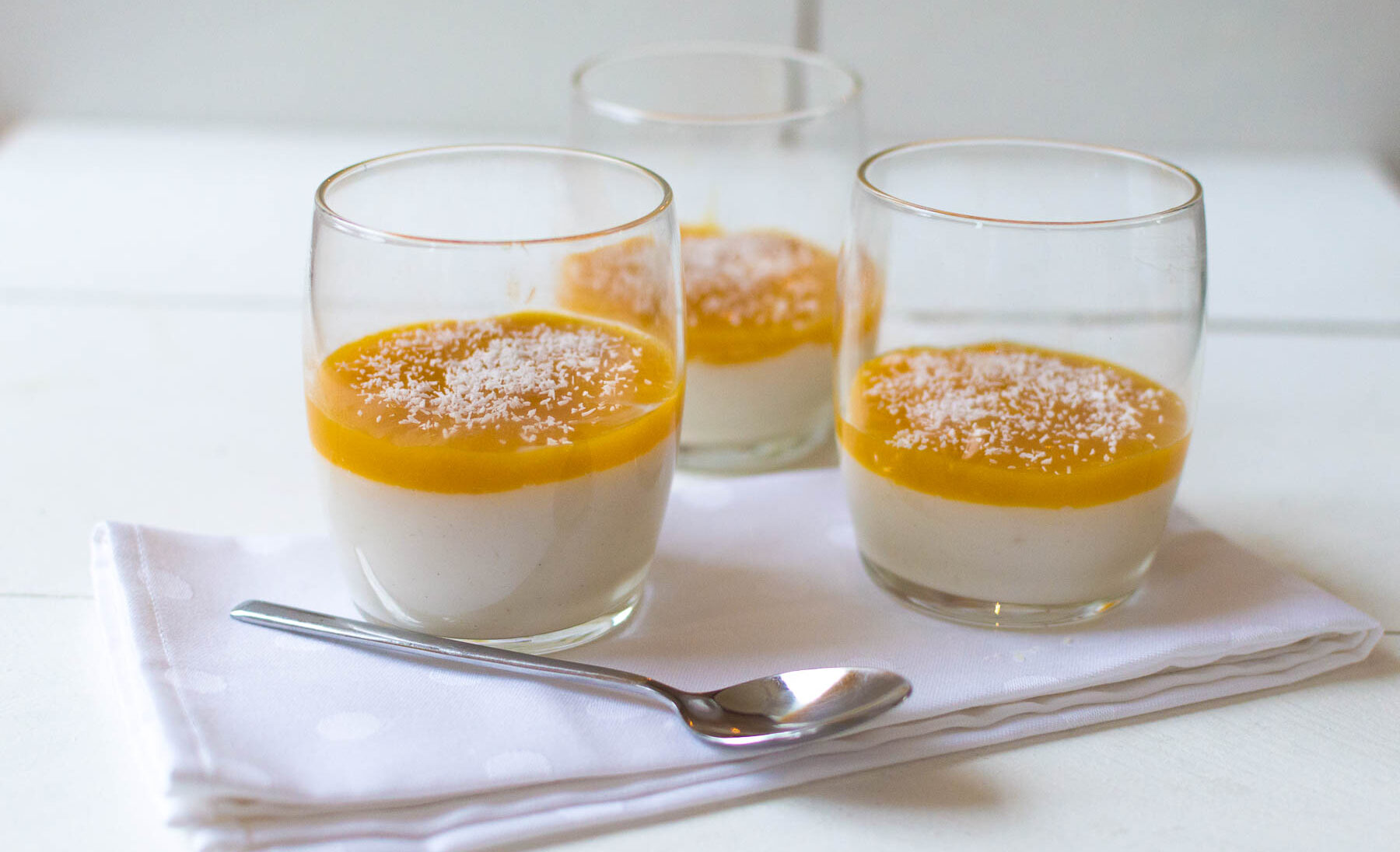 panna cotta met kokos en mango - De Wereld op je Bord